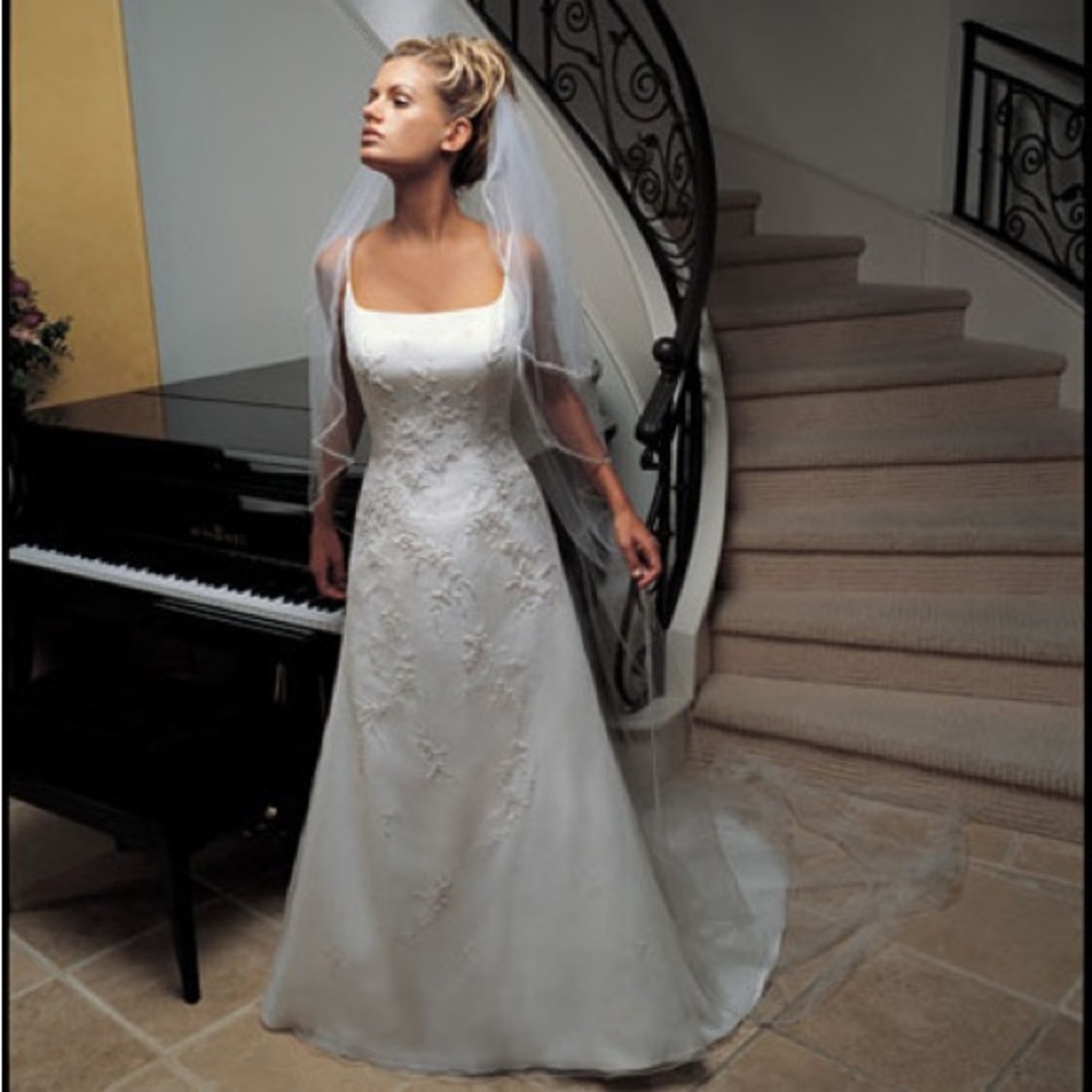 Wedding Dress Size 10 Preowned Monique Luo Bedded with Medium Train